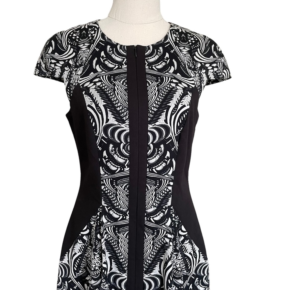 VERONIKA MAINE Sz8 Black and white abstract design cap sleeved dress 🥇 - Picture 2 of 15